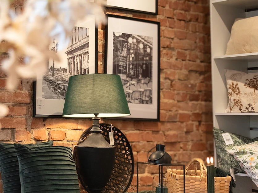 Inredningsvy från butiken med lampa och kuddar