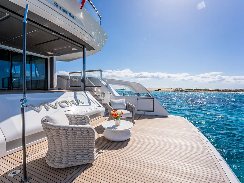 VIVORA aft deck lounge
