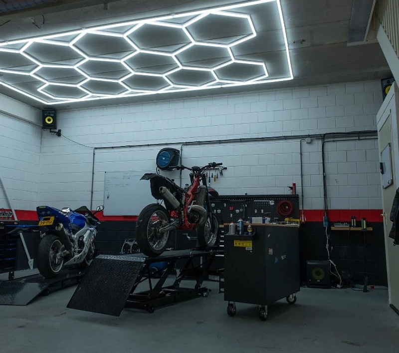 De werkplaats van Redline Performance in Bleiswijk