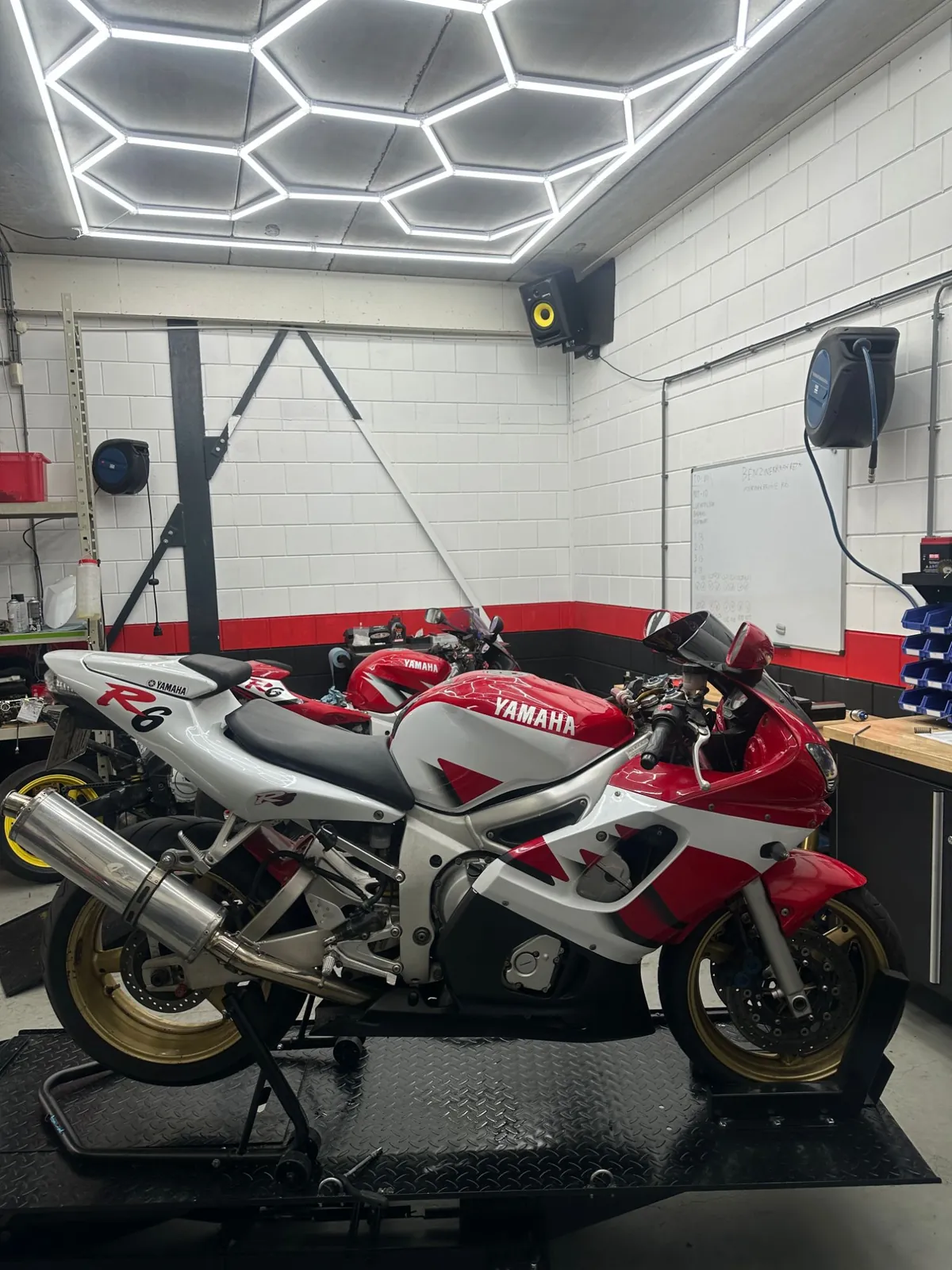 Yamaha R6 op de motorbrug in de werkplaats van Redline Performance