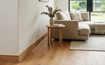 Sockelleisten, Übergänge und Boden: Wie Details Räume architektonisch vollenden
