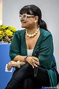Maria Angela conduzindo uma apresentação
