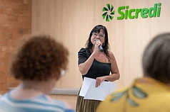 Maria Angela palestrando em um evento