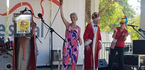 Warrandyte Festival parade — Best Overall trophy presentation