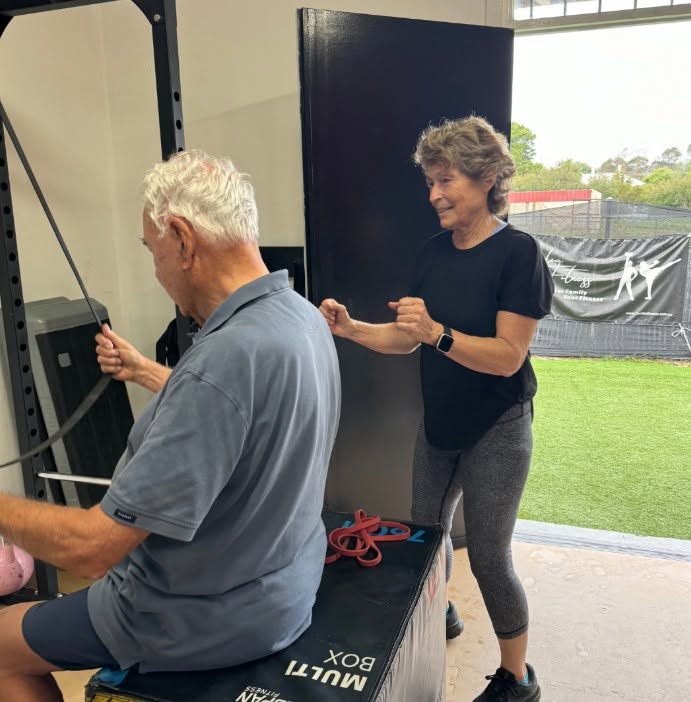 Familia Fitness members training together