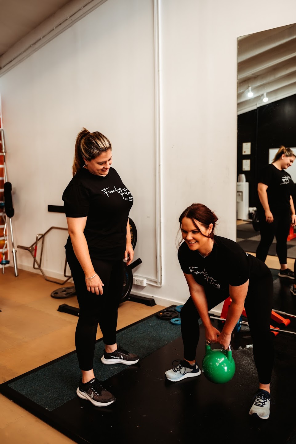 Familia Fitness member training with personalised coaching