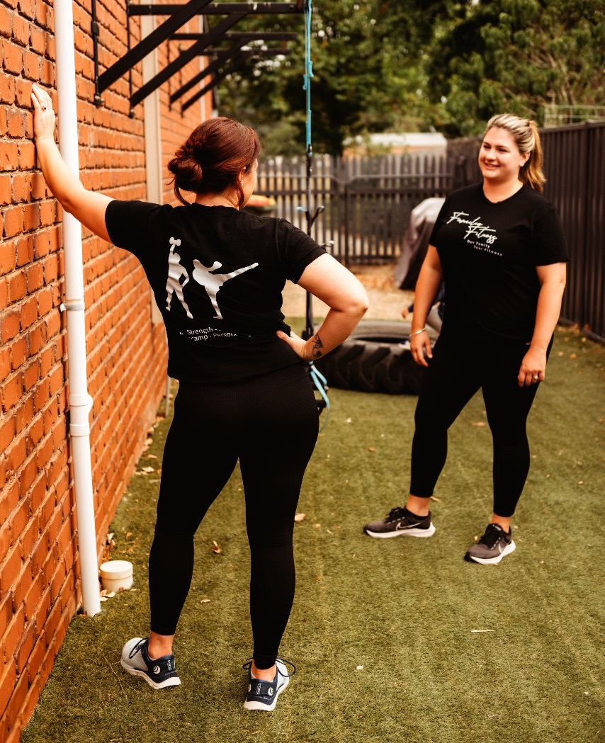 Familia Fitness coach supporting a member