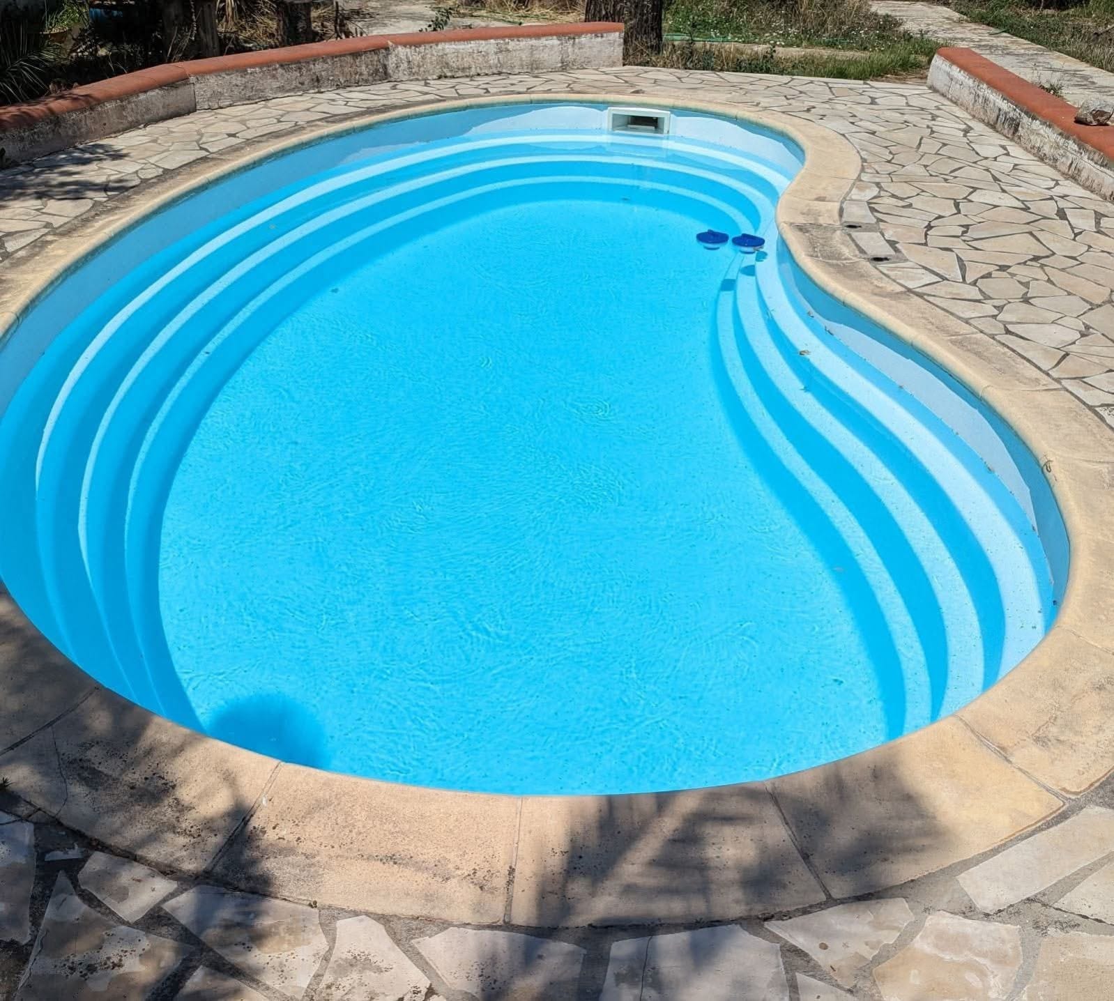 Équipe Atout Pro Polyester au travail sur une piscine à Perpignan