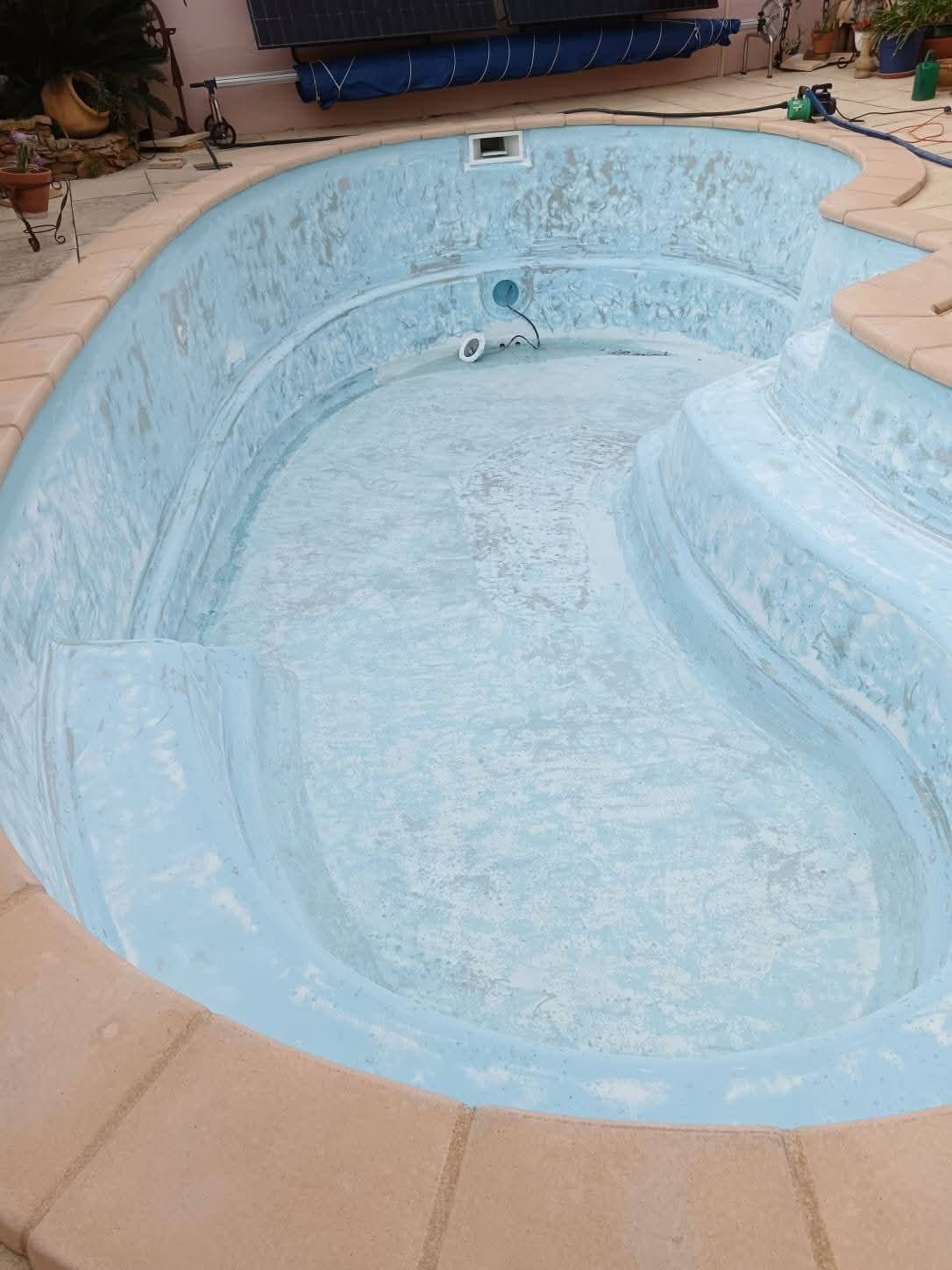 Coque piscine poncée lors du traitement osmose