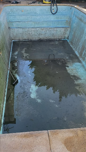 Piscine avant rénovation gelcoat dégradé