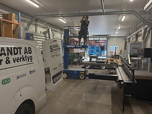 Installation av Robland Accurat 3-axlig justersåg med nedtryckarbalk, Elcon v…