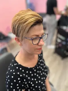 Rövid pixie frizura