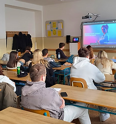 Promítání odborné relace v učebně