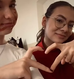 Studentky s gestem srdce po vysílání