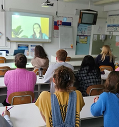 Študenti sledujúci READYCON vysielanie v triede