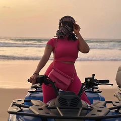 Quad sur la plage au coucher du soleil