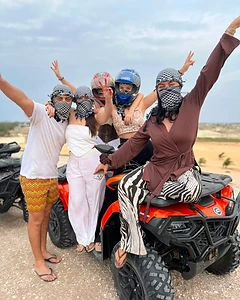 Groupe de quads prêts au départ