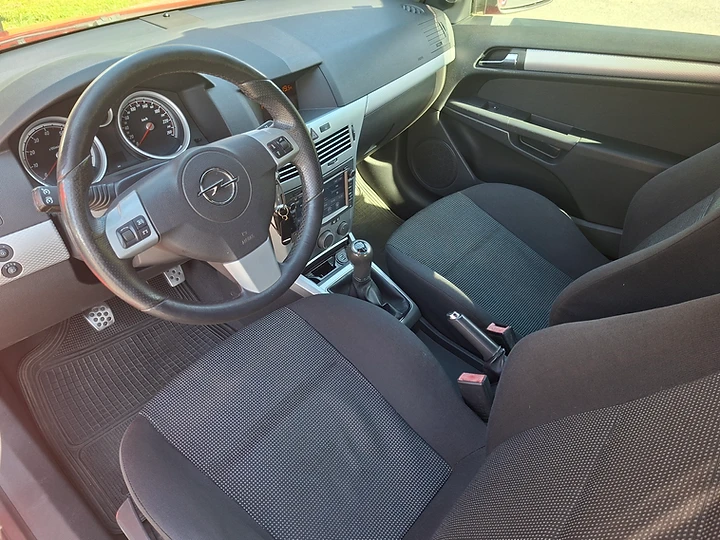 Opel Astra GTC 1.6i — foto 1