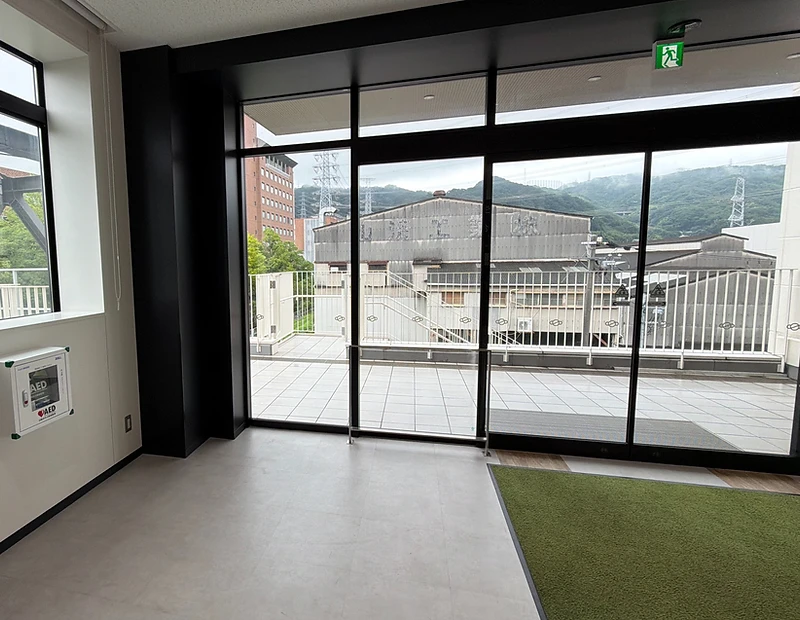 窓越しにキャンパスを望む学生会館
