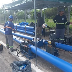 máquina de termofusão PEAD trabalhando em obra