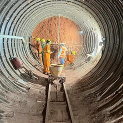 equipe trabalhando no interior de túnel com Tunnel Liner