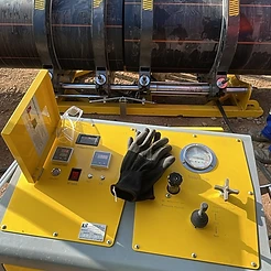 máquina de termofusão PEAD em operação