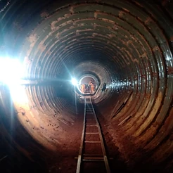 interior de túnel com trilhos durante obra subterrânea