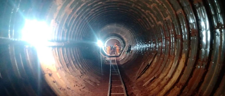 interior de túnel com trilhos e obras subterrâneas