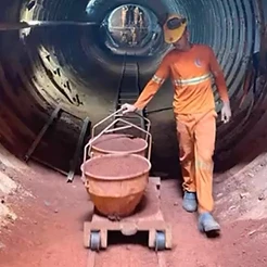 vagoneta sobre trilhos transportando material em túnel