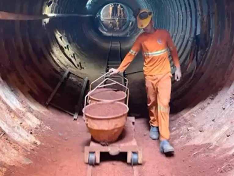 vagoneta e trilhos para transporte interno em túnel