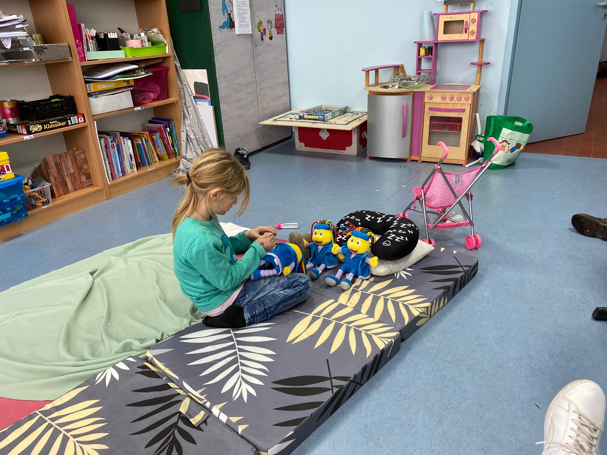 A classroom session in Germany with the Toley Ranz plush.