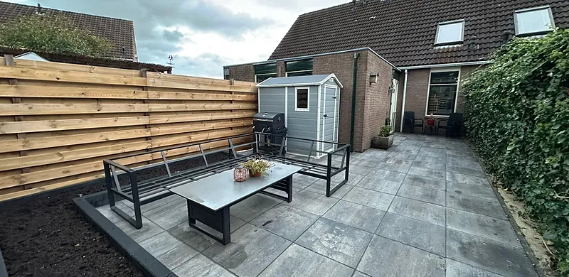 Nieuw aangelegde tuin met terras — Bronneger Exclusive in Drenthe