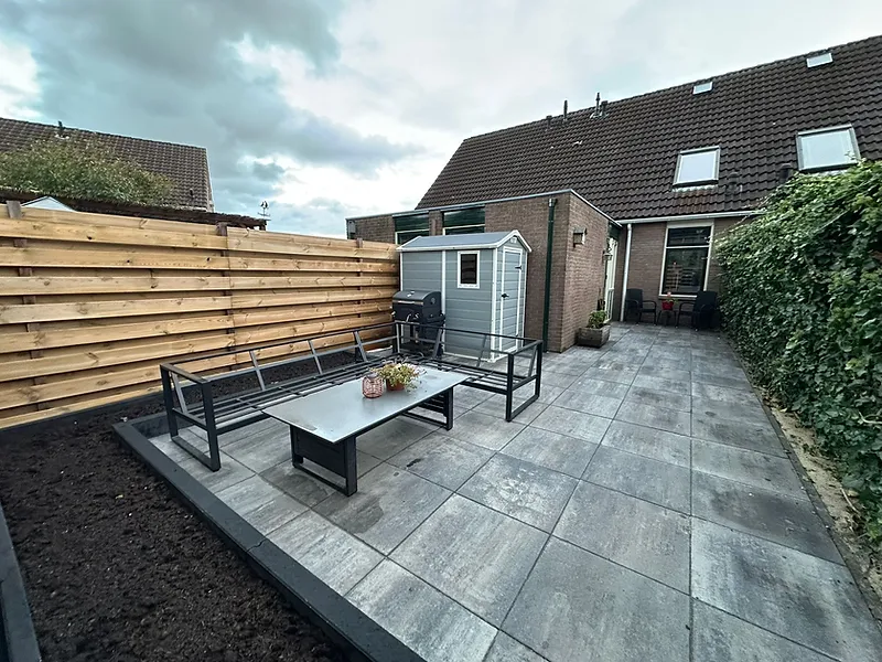 Nieuw aangelegd terras met tuin — Bronneger Exclusive in Drenthe