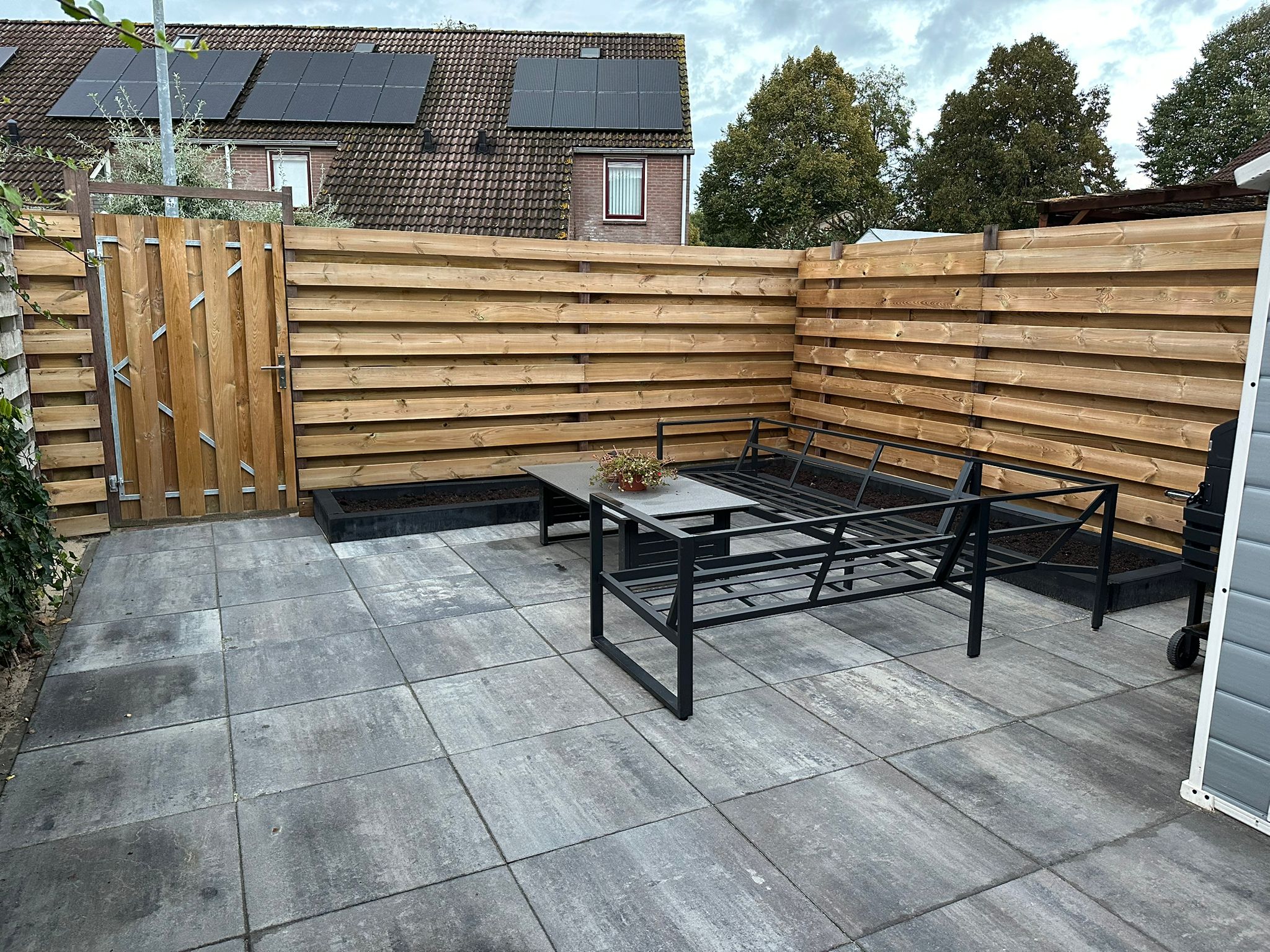 Afgewerkt tuinterras met schutting