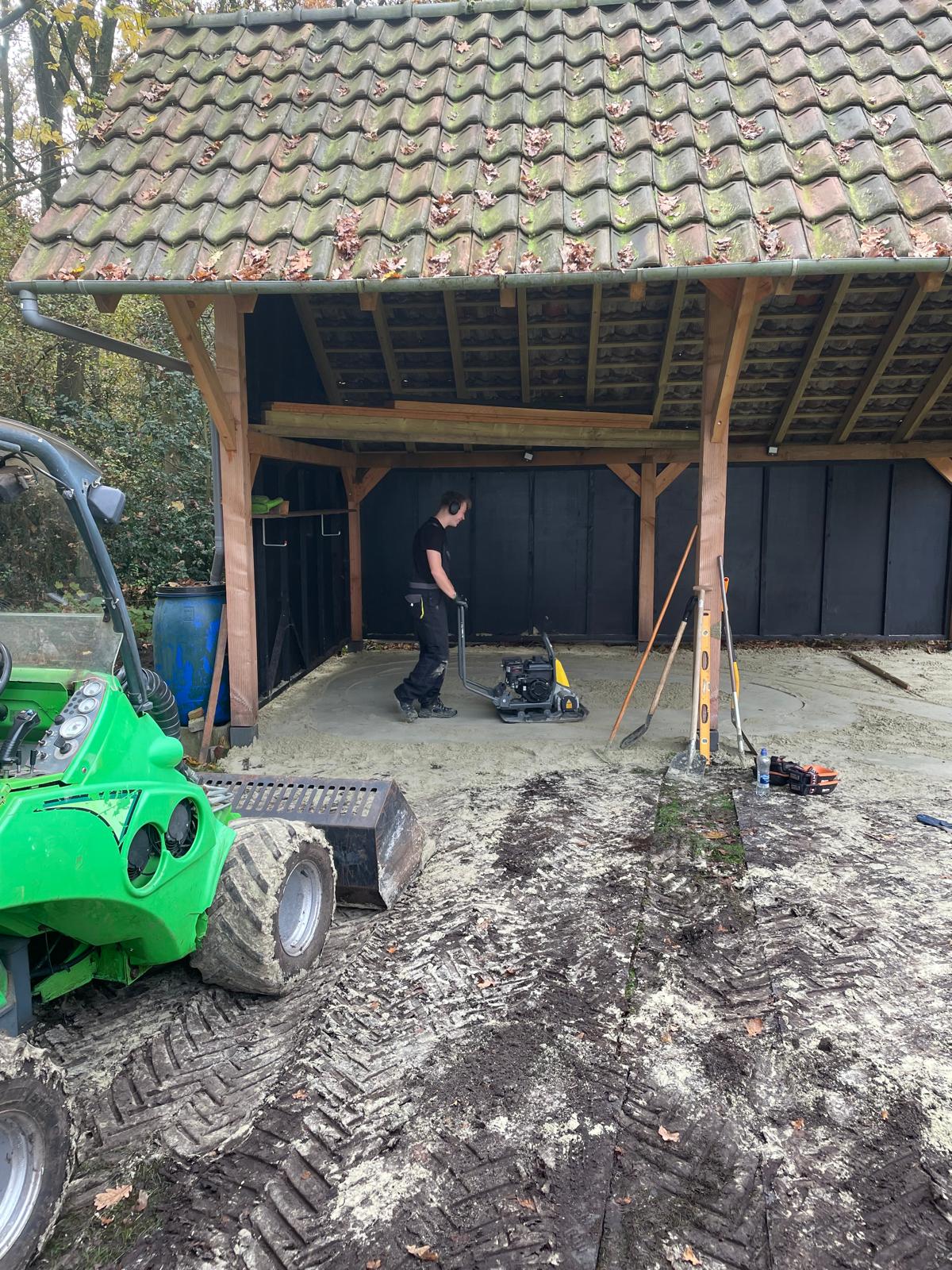 Verdichting onder een houten schuur