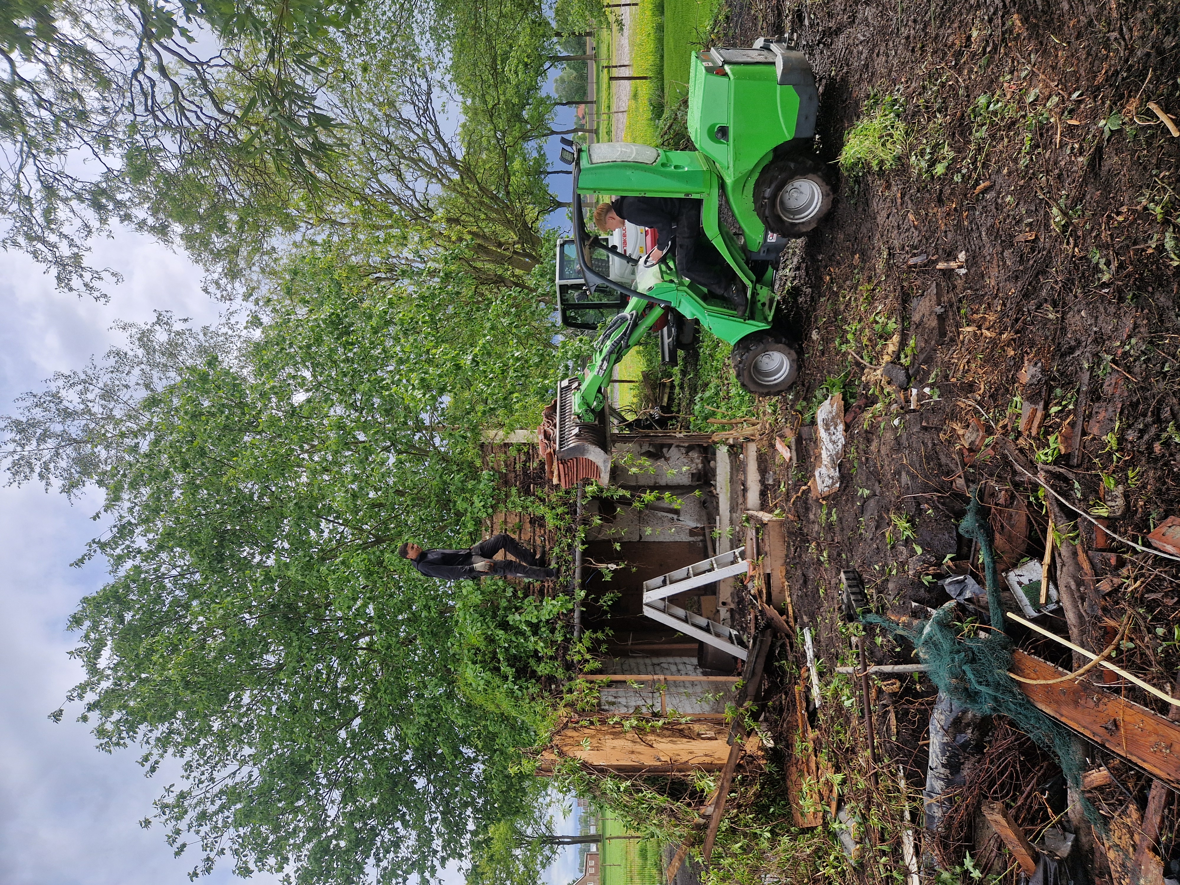 Sloopwerk ruïne met avant shovel