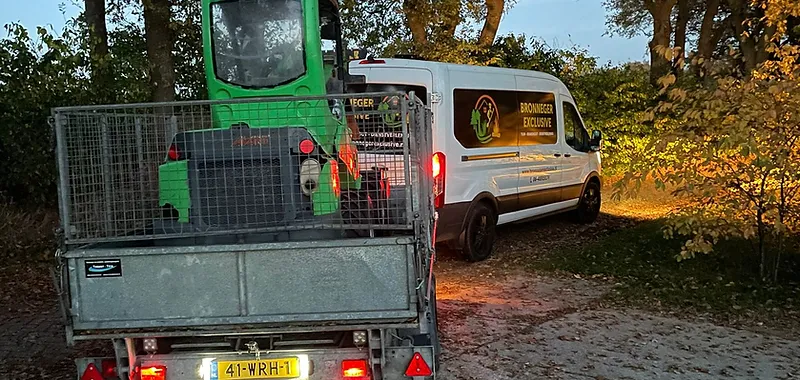 Drents erf in de gouden avondschemering met geschoren heg