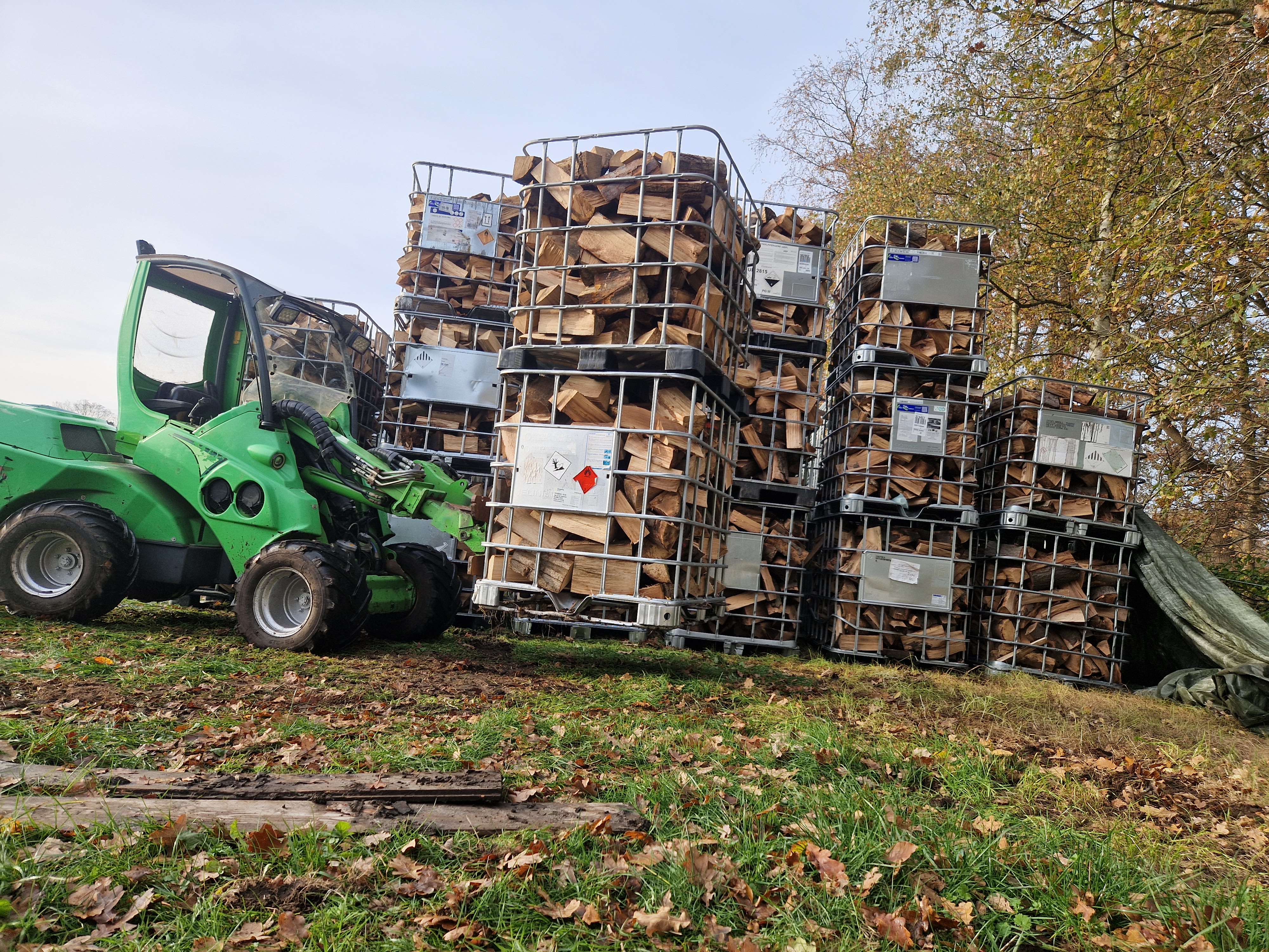 Brandhout laden met shovel