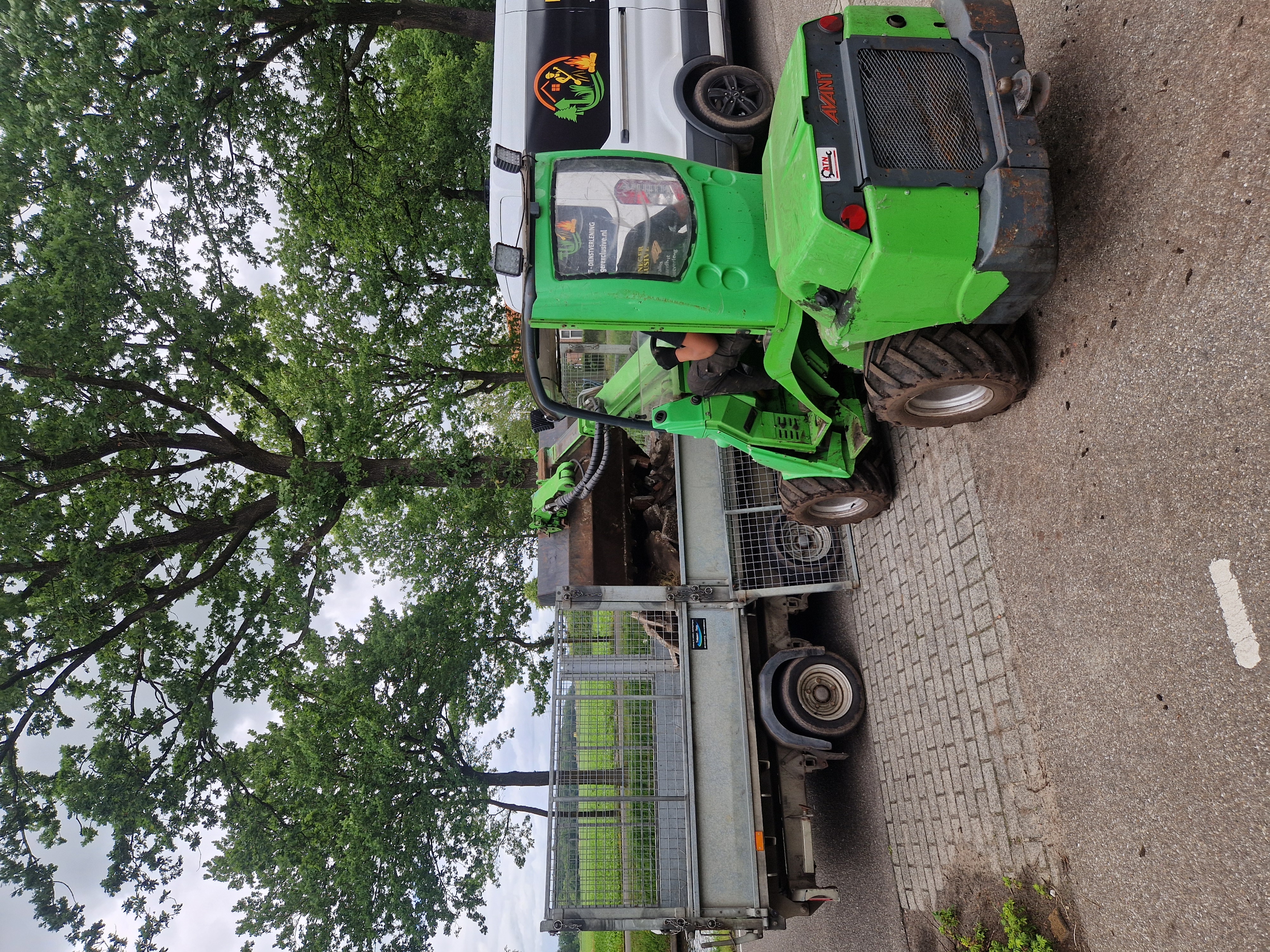 Avant laadt aanhanger met groenafval