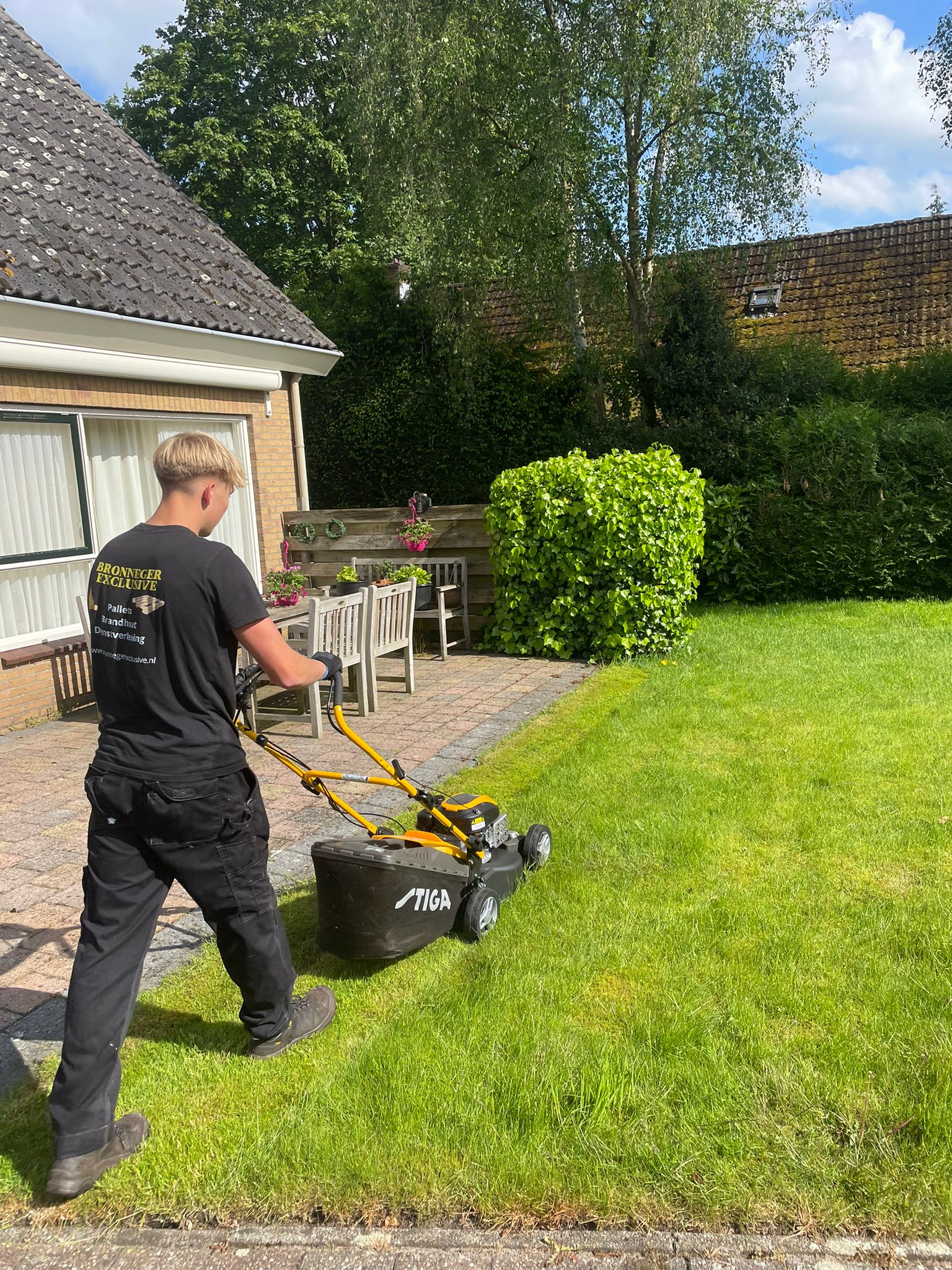Grasmaaien bij een woning