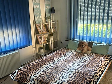 A Nárcisz utcai Apartman hálószobája franciaággyal