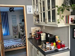 Konyhapult, nyitott ajtó a hálószoba felé