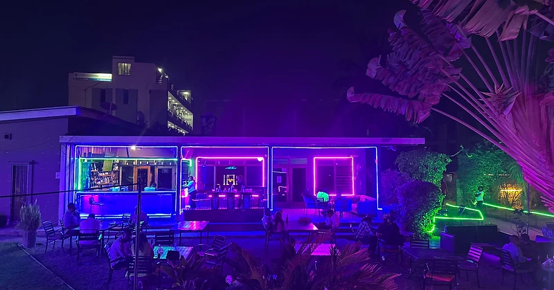 Mambos Bar at night