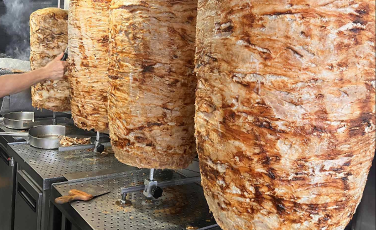 Ζουμερός γύρος στη σούβλα στην κουζίνα του Φιλετάκια