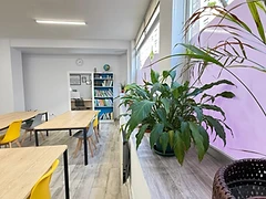 Espacio de trabajo con mesas y sillas amarillas