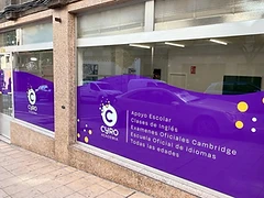 Cristal con la marca Cyro en morado