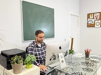 Profesor de Academia Cyro trabajando en el centro