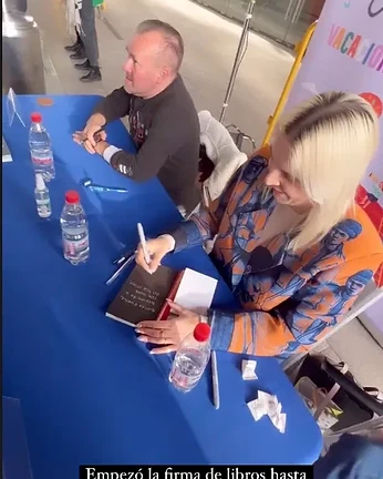 Andrea Hartung firma ejemplares de 'Archivo Criminal'