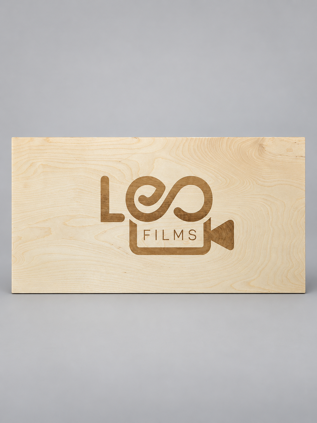 Gravírozott fa logó — Leo Films