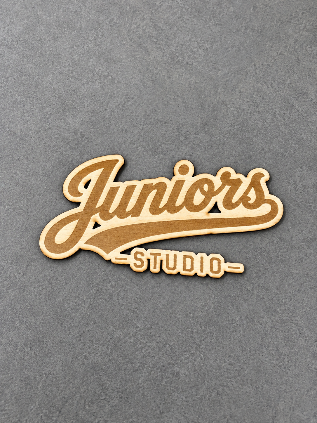 Lézervágott fa logó — Juniors STUDIO